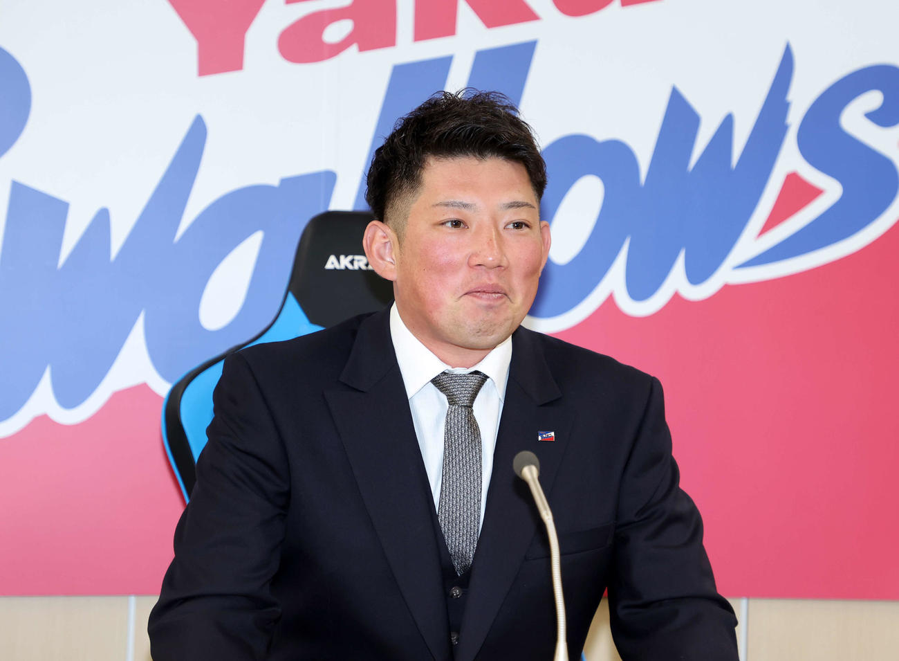契約更改を終え笑顔で報道陣の質問に答えるヤクルト大西（撮影・鈴木正人）