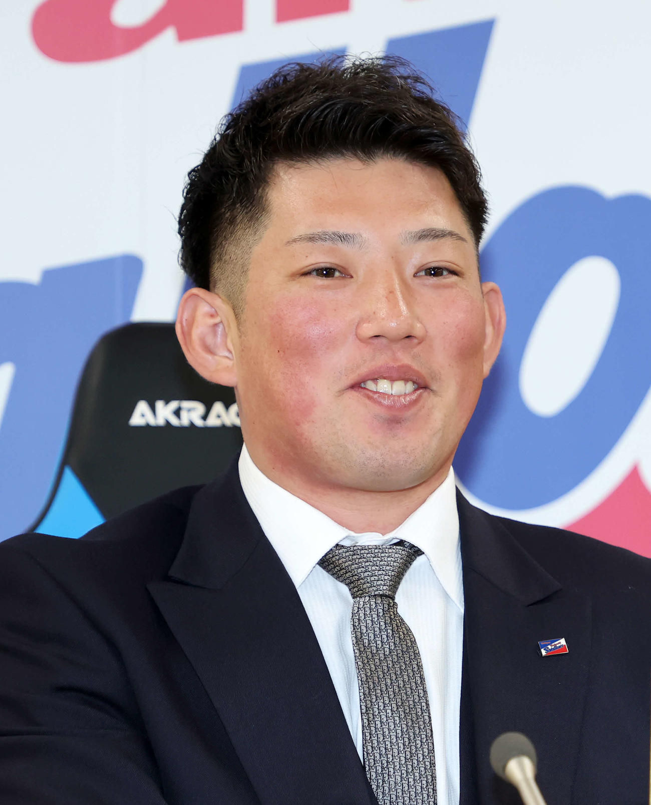 契約更改を終え笑顔で報道陣の質問に答えるヤクルト大西（撮影・鈴木正人）