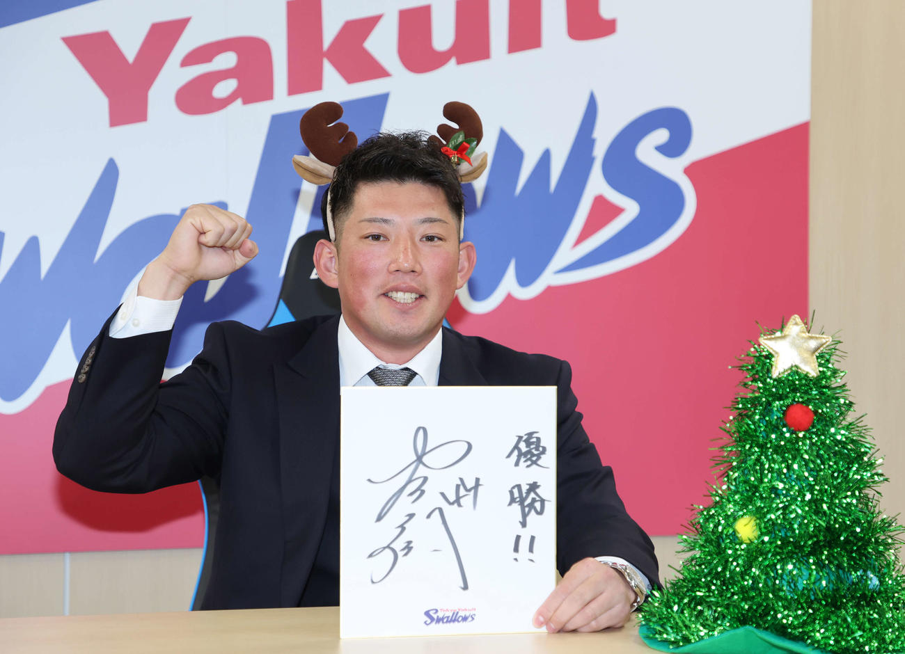 契約更改を終え来季の目標を「優勝」と書いたヤクルト大西（撮影・鈴木正人）