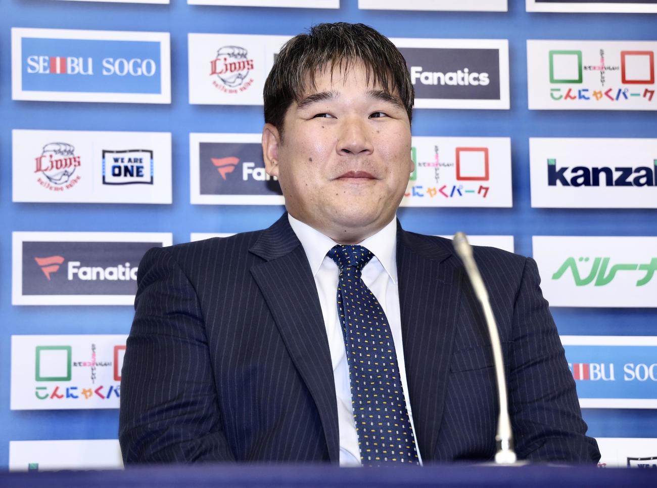 契約更改を終え、会見に臨む西武中村（撮影・河田真司）