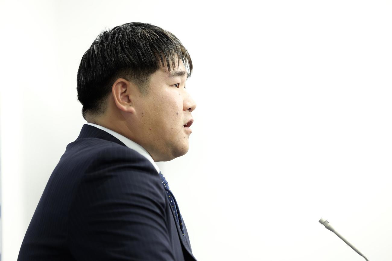 契約更改を終え、会見に臨む西武中村（撮影・河田真司）