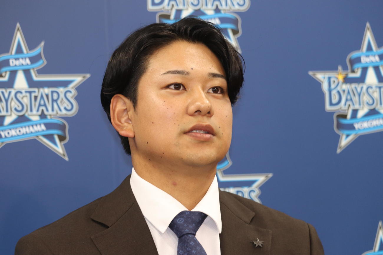 契約更改会見に出席したDeNA吉野（撮影・小早川宗一郎）