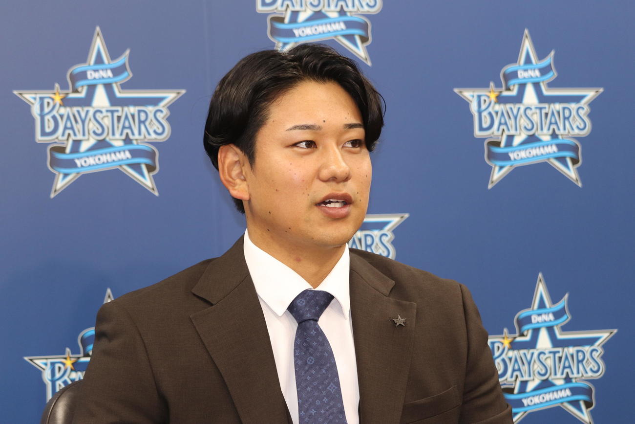 契約更改会見に出席したDeNA吉野（撮影・小早川宗一郎）