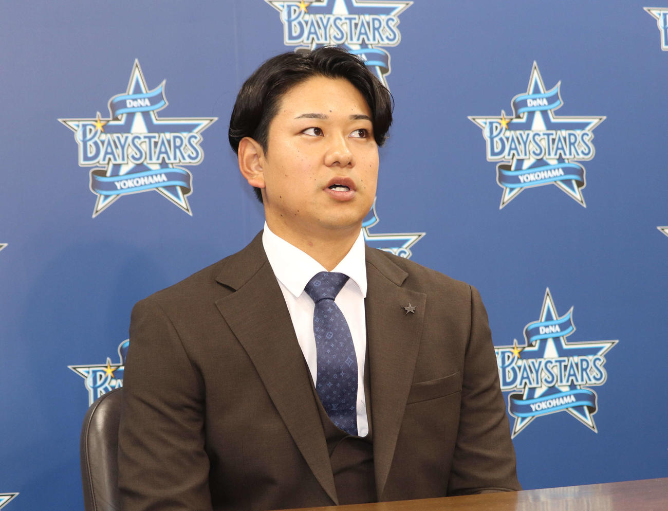 契約更改会見に出席したDeNA吉野（撮影・小早川宗一郎）