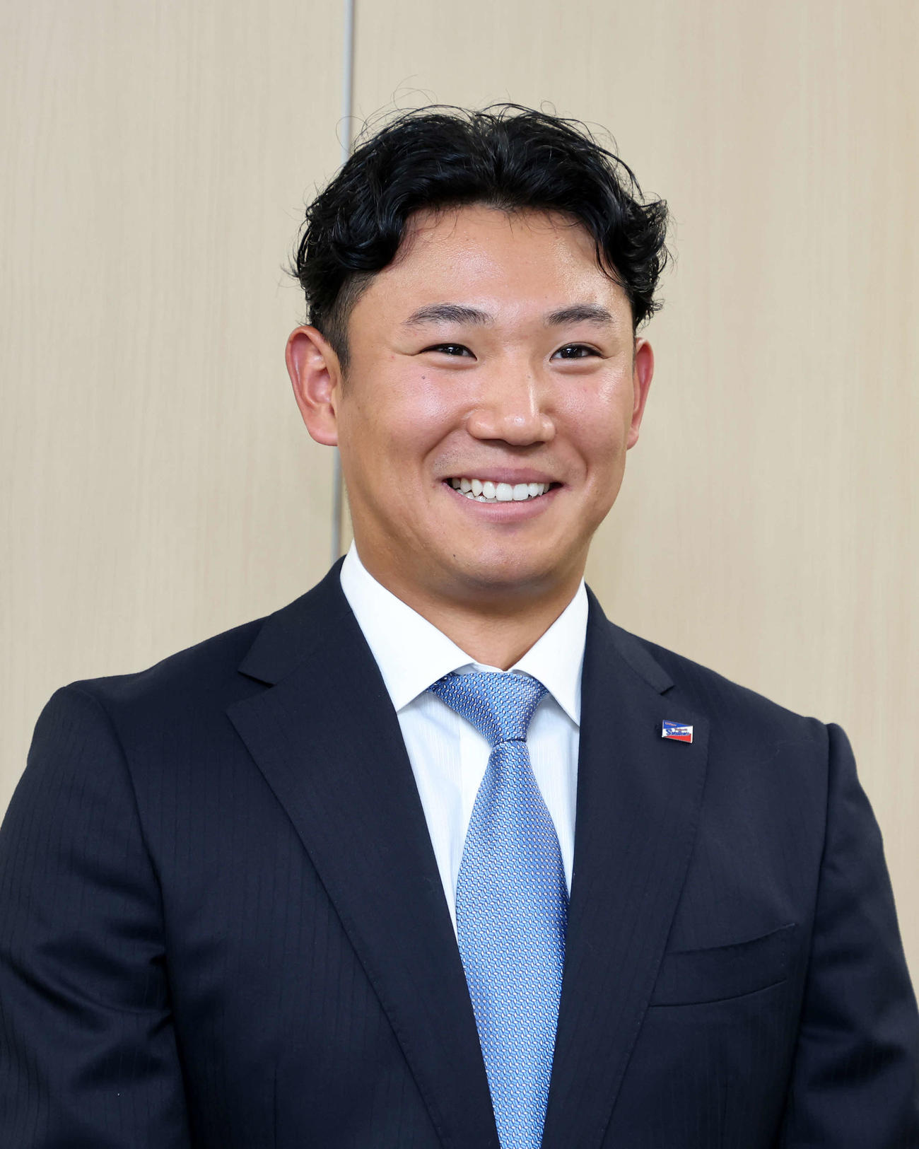 契約更改を終え報道陣の質問に笑顔で答えるヤクルト奥川（撮影・鈴木正人）