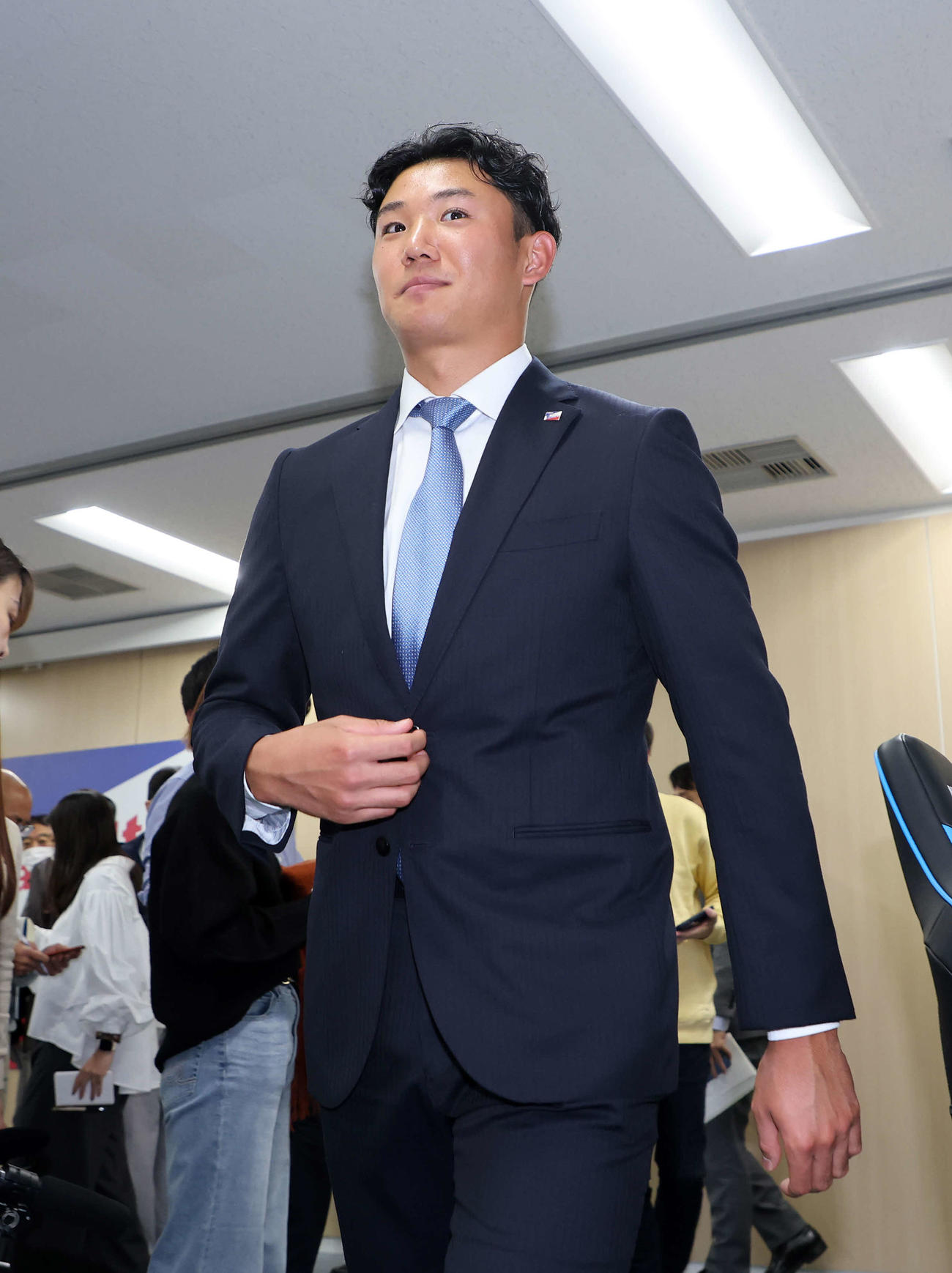 会見を終え引き揚げるヤクルト奥川（撮影・鈴木正人）