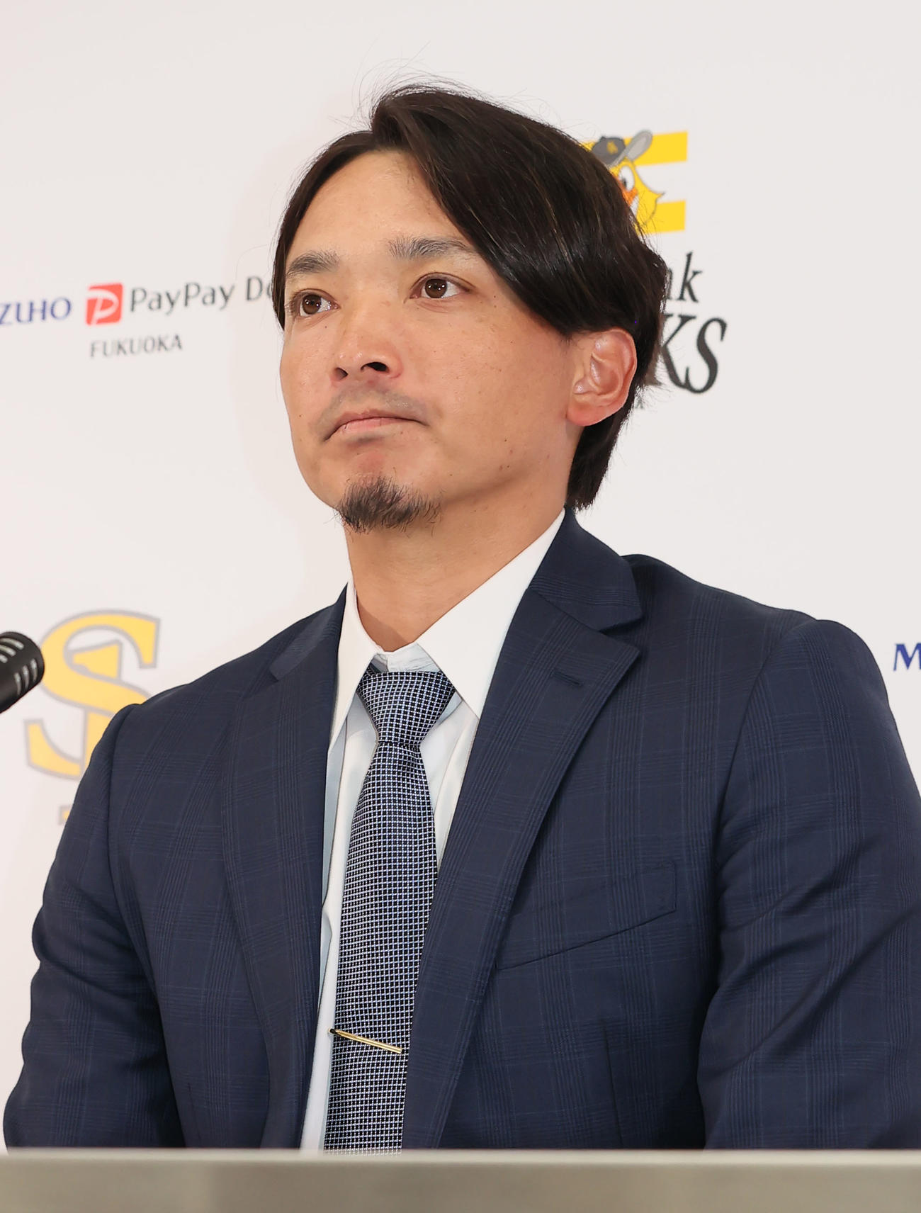 契約更改を終え会見に臨む東浜（撮影・鬼束羽瑠菜）