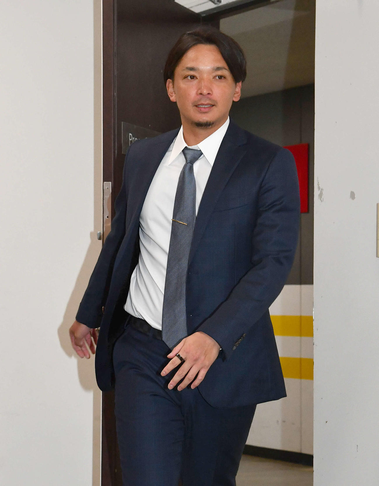 契約更改を終えて会見場に入る東浜（撮影・岩下翔太）