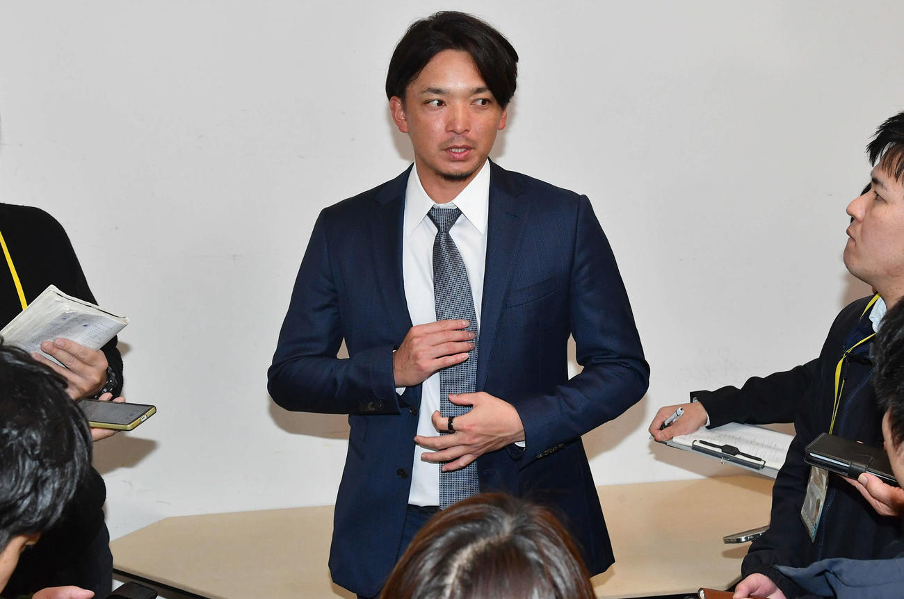 契約更改を終えて囲み取材を受ける東浜（撮影・岩下翔太）