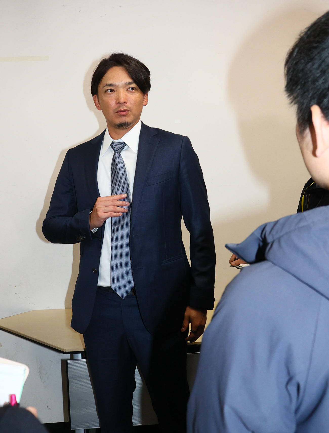 契約更改を終え囲み取材に応じる東浜（撮影・鬼束羽瑠菜）