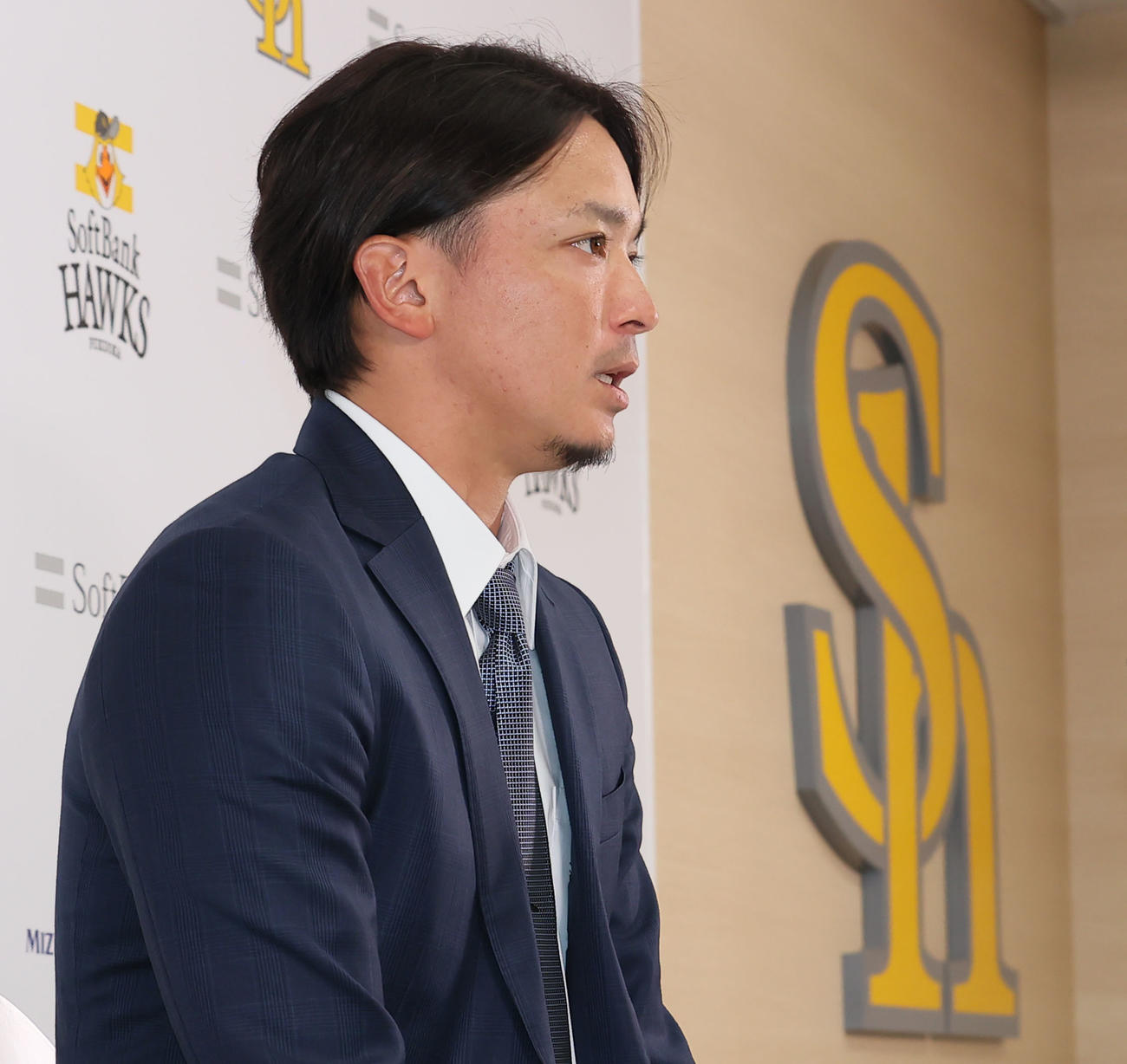 契約更改を終え会見に臨む東浜（撮影・鬼束羽瑠菜）