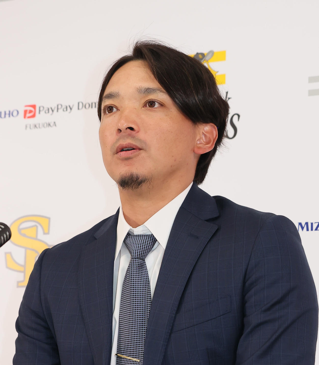 契約更改を終え会見に臨む東浜（撮影・鬼束羽瑠菜）