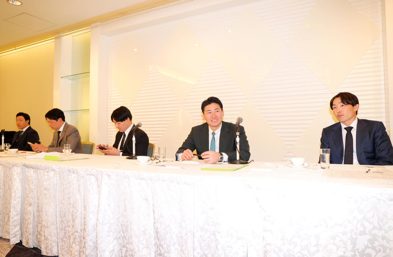 大阪市内で行われた選手会総会に出席する、左から阪神大山、広島大瀬良、巨人丸、プロ野球選手会会長の広島会沢、西武源田（撮影・上山淳一）