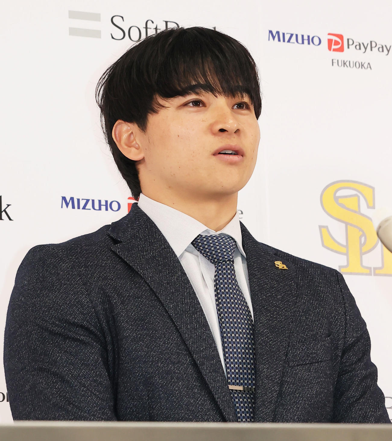 契約更改を終え会見に臨む谷川原（撮影・鬼束羽瑠菜）