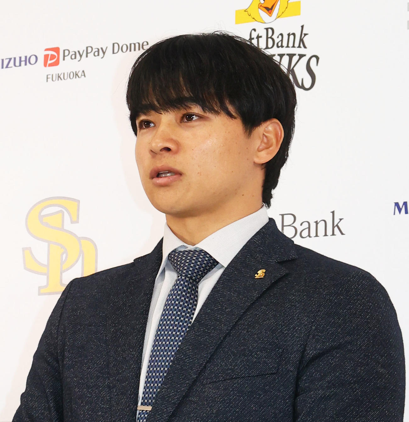 契約更改を終え会見に臨む谷川原（撮影・鬼束羽瑠菜）