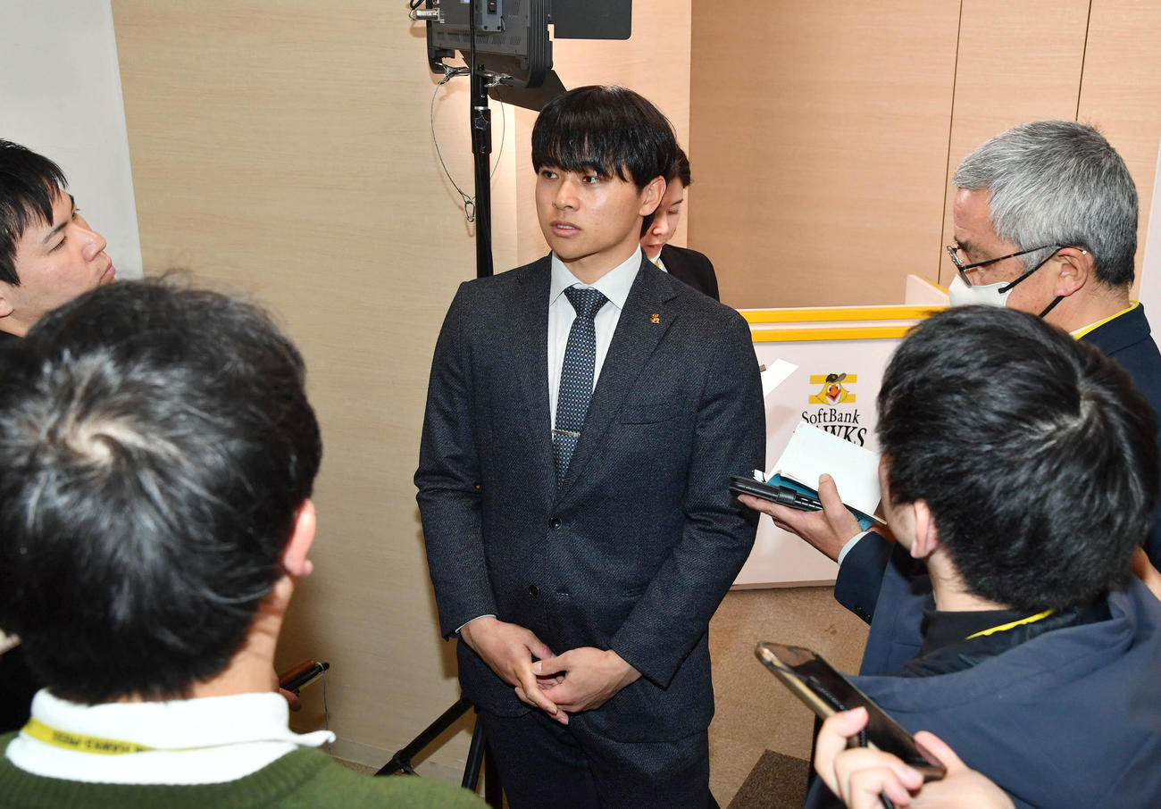 契約更改を終えて囲み取材を受ける谷川原（撮影・岩下翔太）