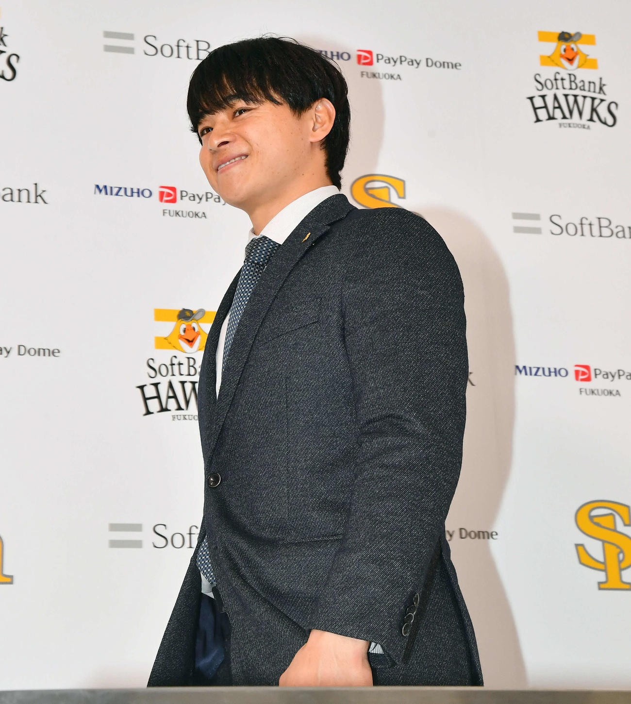 契約更改後の会見を終えて囲み取材に向かう谷川原（撮影・岩下翔太）