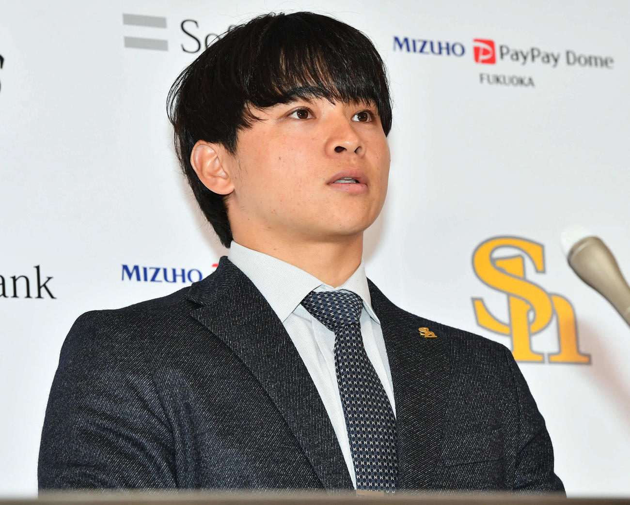 契約更改を終えて会見を行う谷川原（撮影・岩下翔太）
