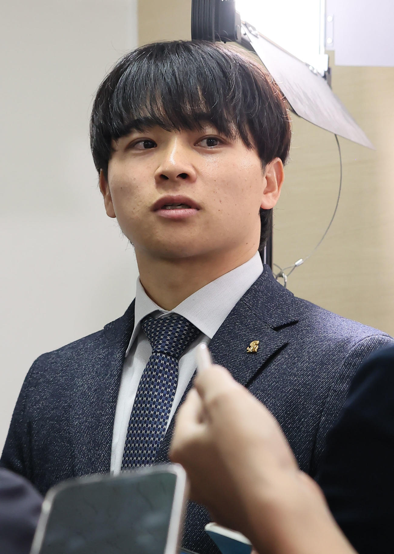 契約更改を終え囲み取材に応じる谷川原（撮影・鬼束羽瑠菜）