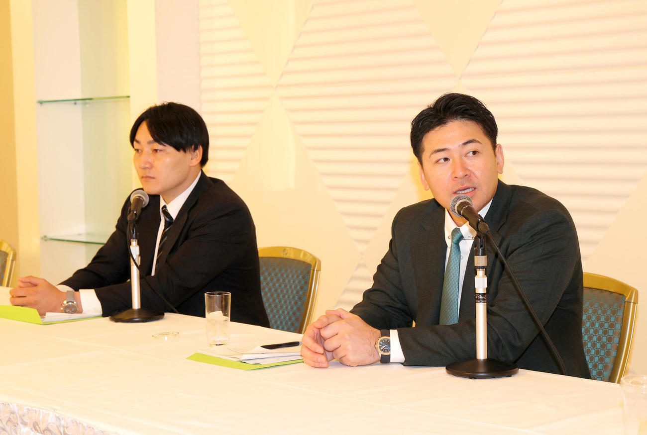 プロ野球選手会の定期大会を終え、記者会見する選手会会長の広島会沢（撮影・上山淳一）