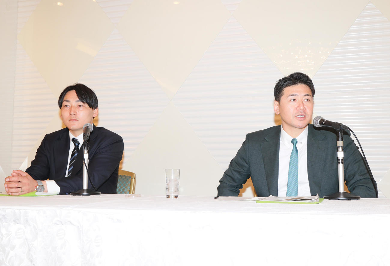 プロ野球選手会の定期大会を終え、記者会見する選手会会長の広島会沢（右）と選手会理事長の巨人丸（撮影・上山淳一）