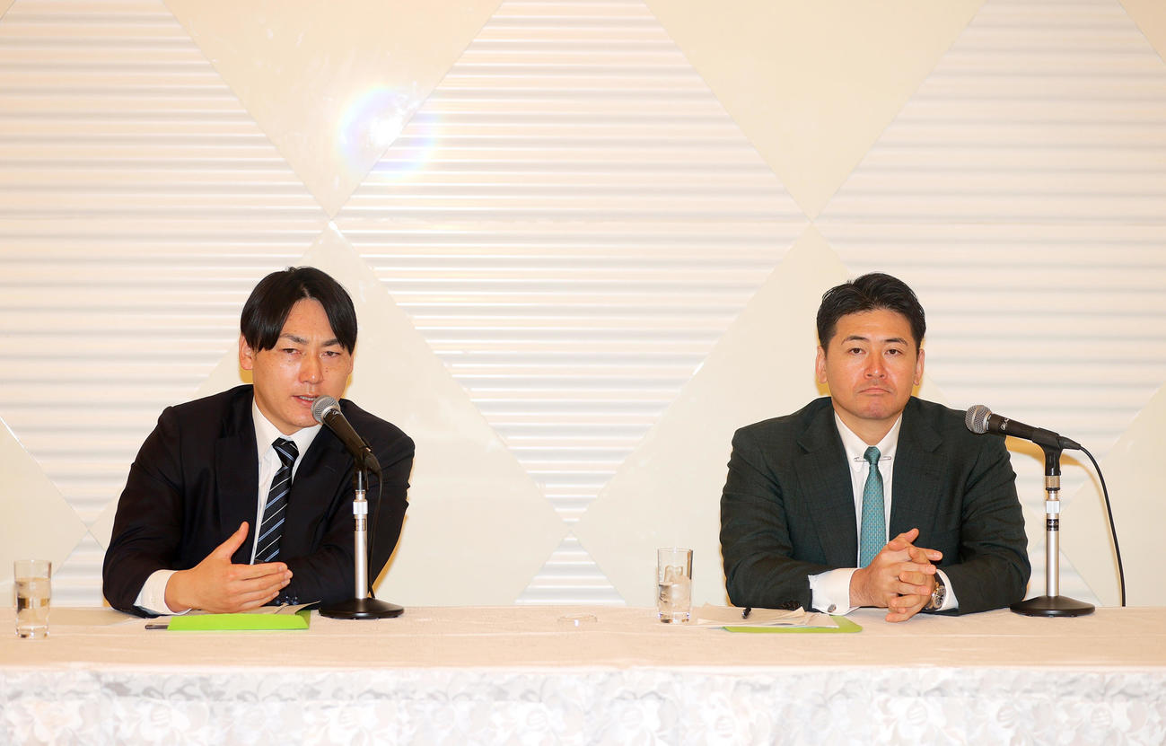 プロ野球選手会の定期大会を終え、記者会見する選手会理事長の巨人丸（左）と選手会会長の広島会沢（撮影・上山淳一）