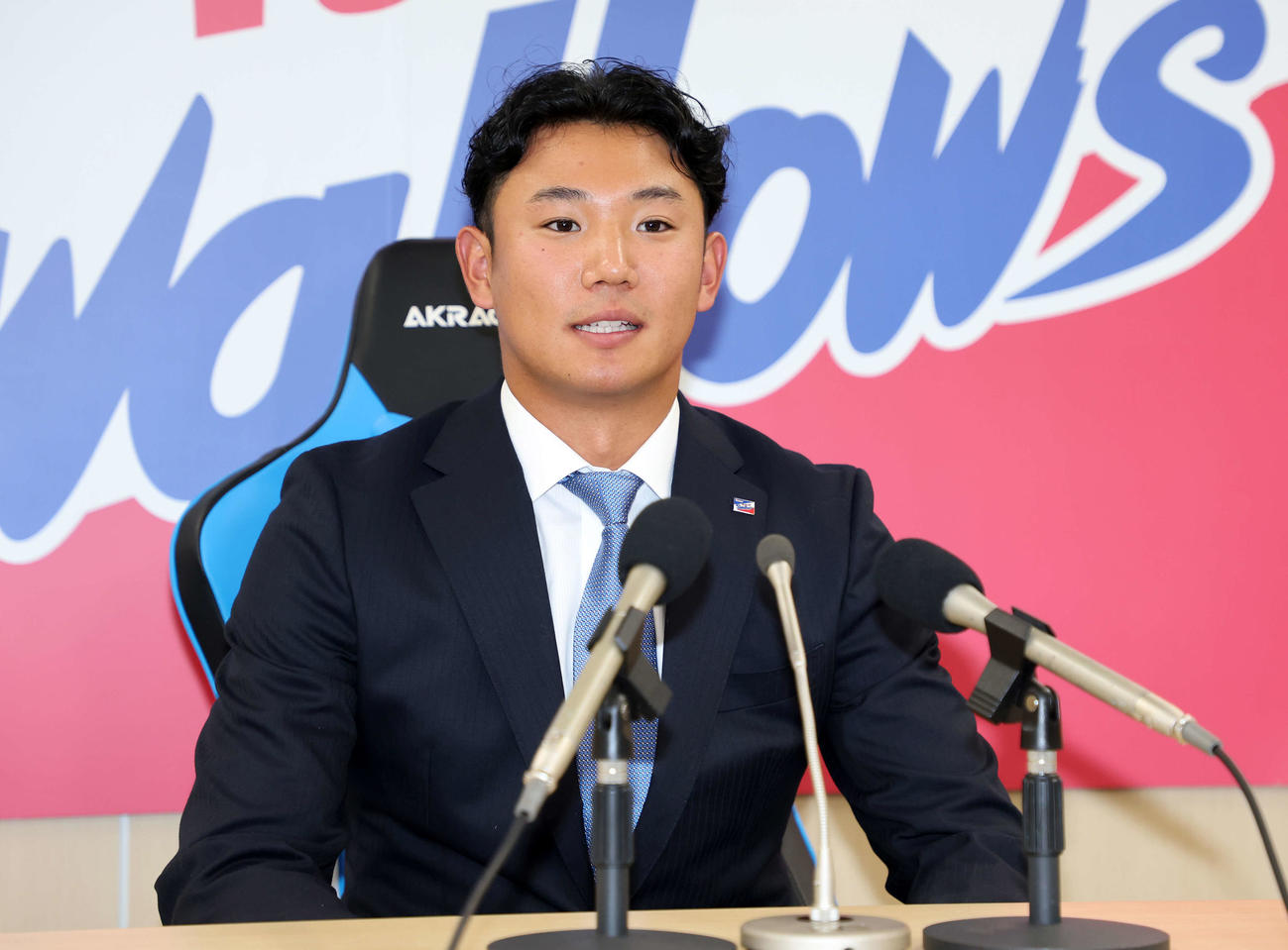 契約更改を終え会見に臨むヤクルト奥川（撮影・鈴木正人）