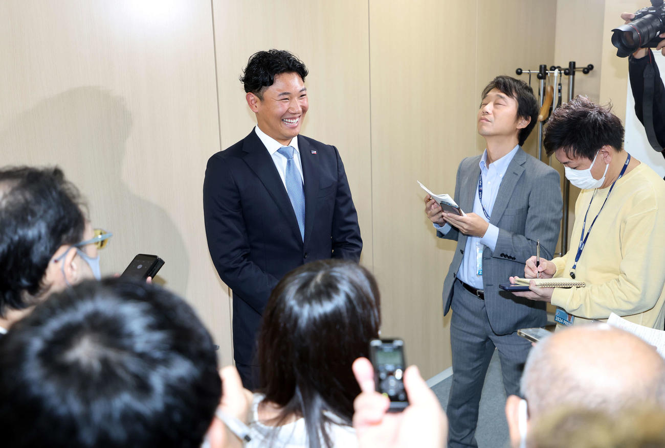 契約更改を終え報道陣の質問に笑顔で答えるヤクルト奥川（撮影・鈴木正人）