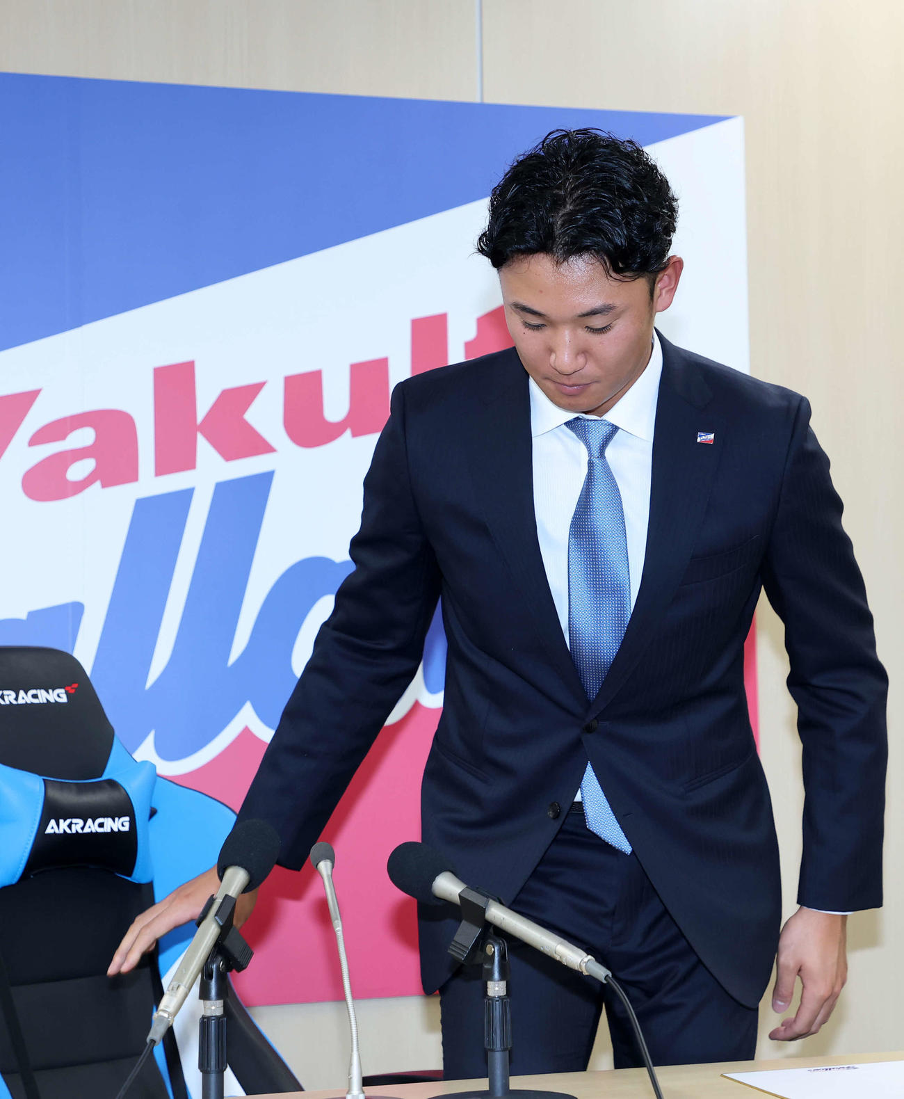 契約更改を終え会見場に入るヤクルト奥川（撮影・鈴木正人）