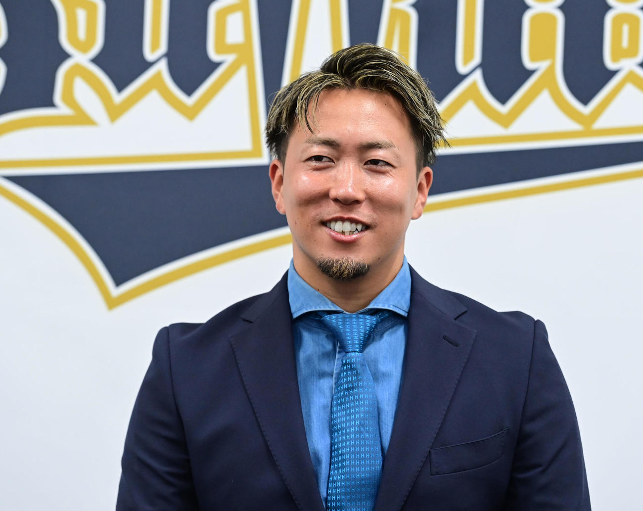 契約更改後、笑顔で会見するオリックス井口（撮影・和賀正仁）