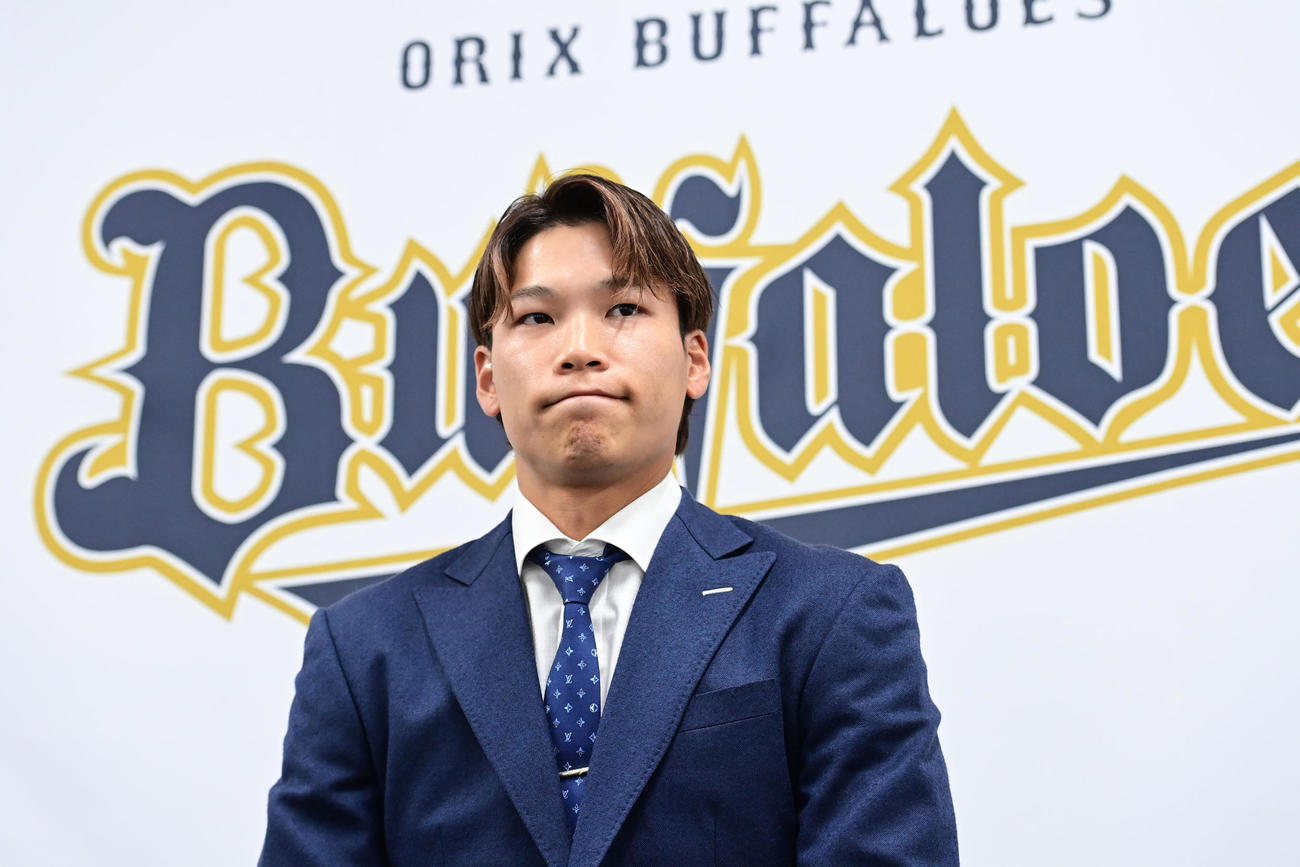 契約を更改し、唇を結び会見に臨むオリックス中川（撮影・和賀正仁）