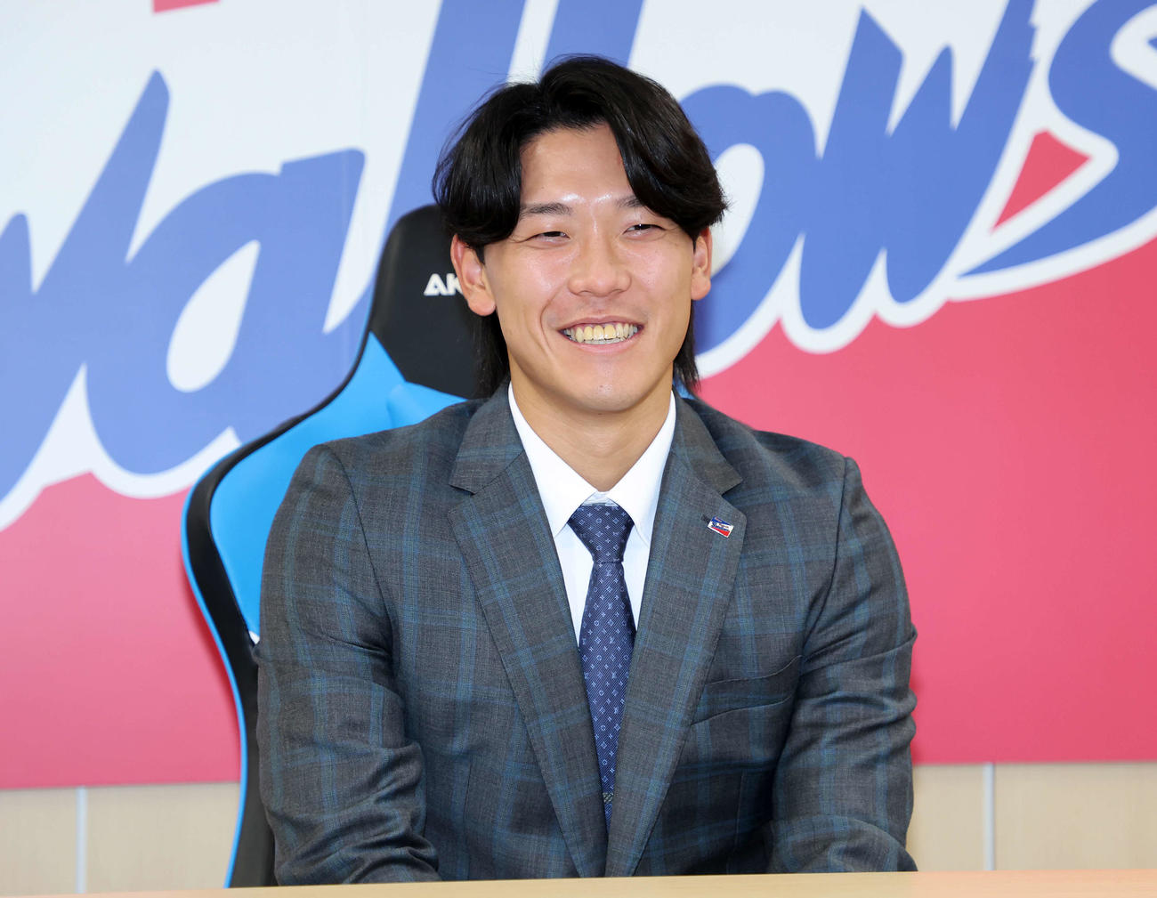 契約更改を終え報道陣の質問に答えるヤクルト武岡（撮影・鈴木正人）