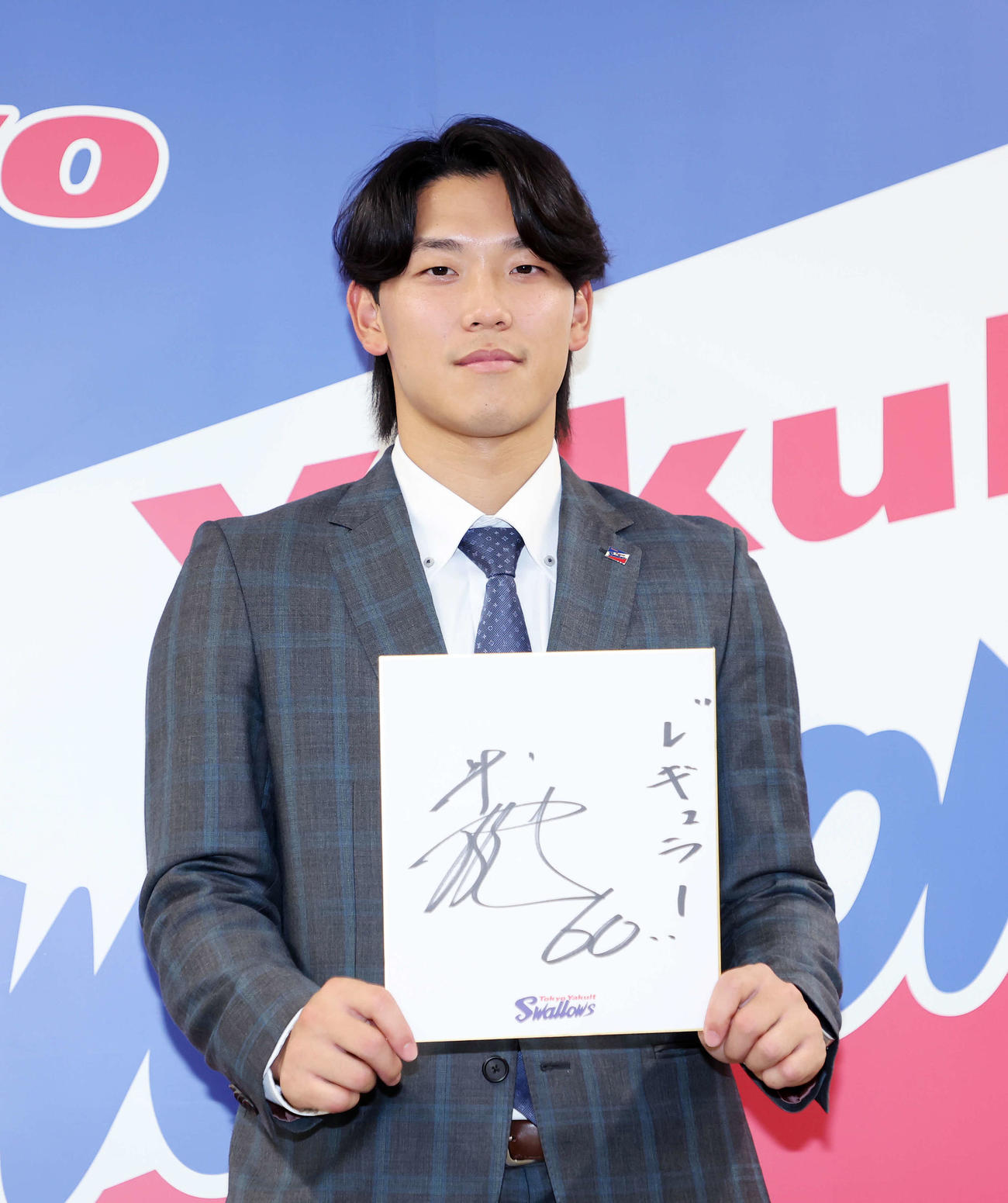 契約更改を終え来季の目標を「レギュラー」と書いたヤクルト武岡（撮影・鈴木正人）