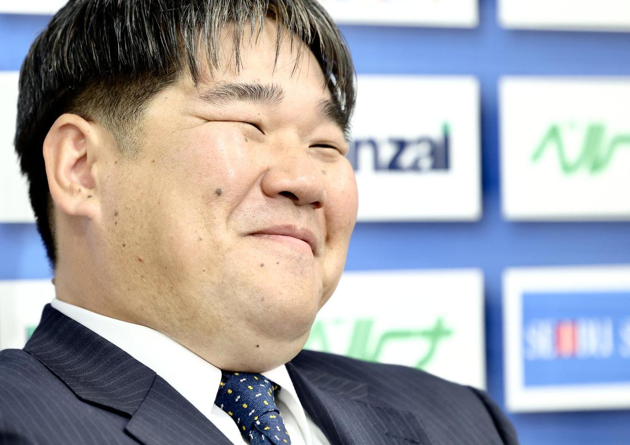 契約更改後の会見で笑顔を見せる西武中村（撮影・河田真司）