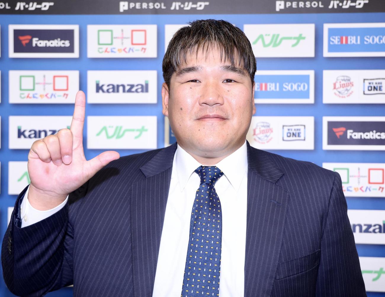 契約更改を終え、Lポーズで写真に納まる西武中村（撮影・河田真司）