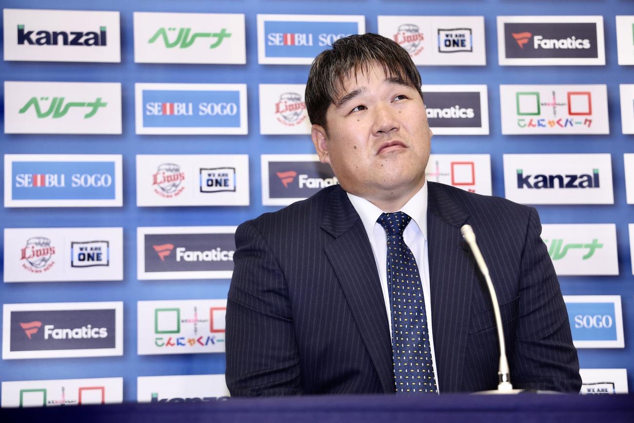 記者の質問に対し考える西武中村（撮影・河田真司）