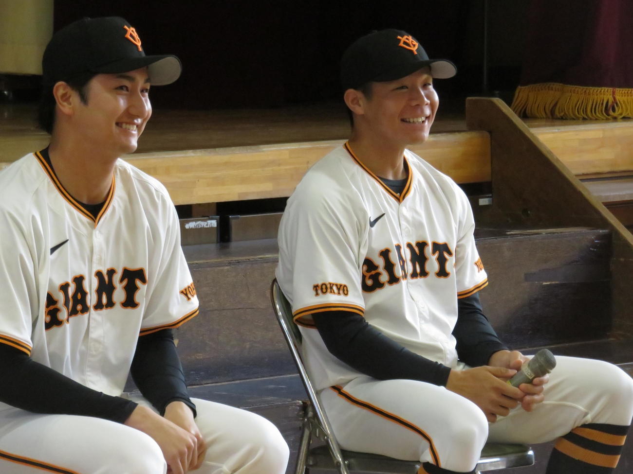 小学校訪問で話をする巨人横川（左）と佐々木