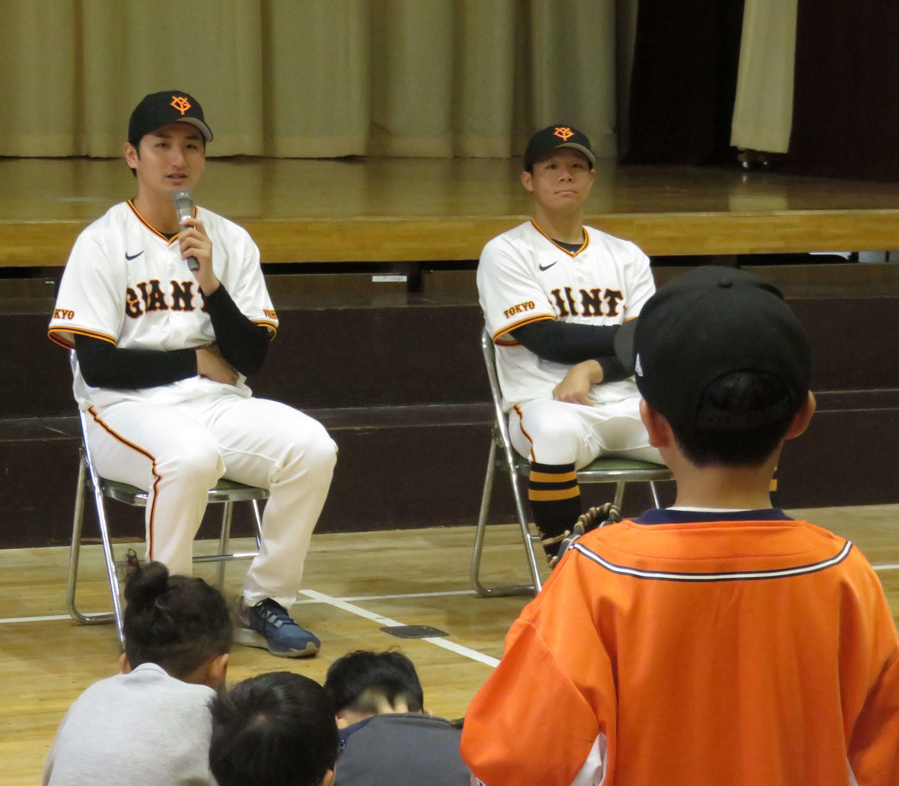 小学校訪問で質問を受け話しをする巨人横川（左）と佐々木