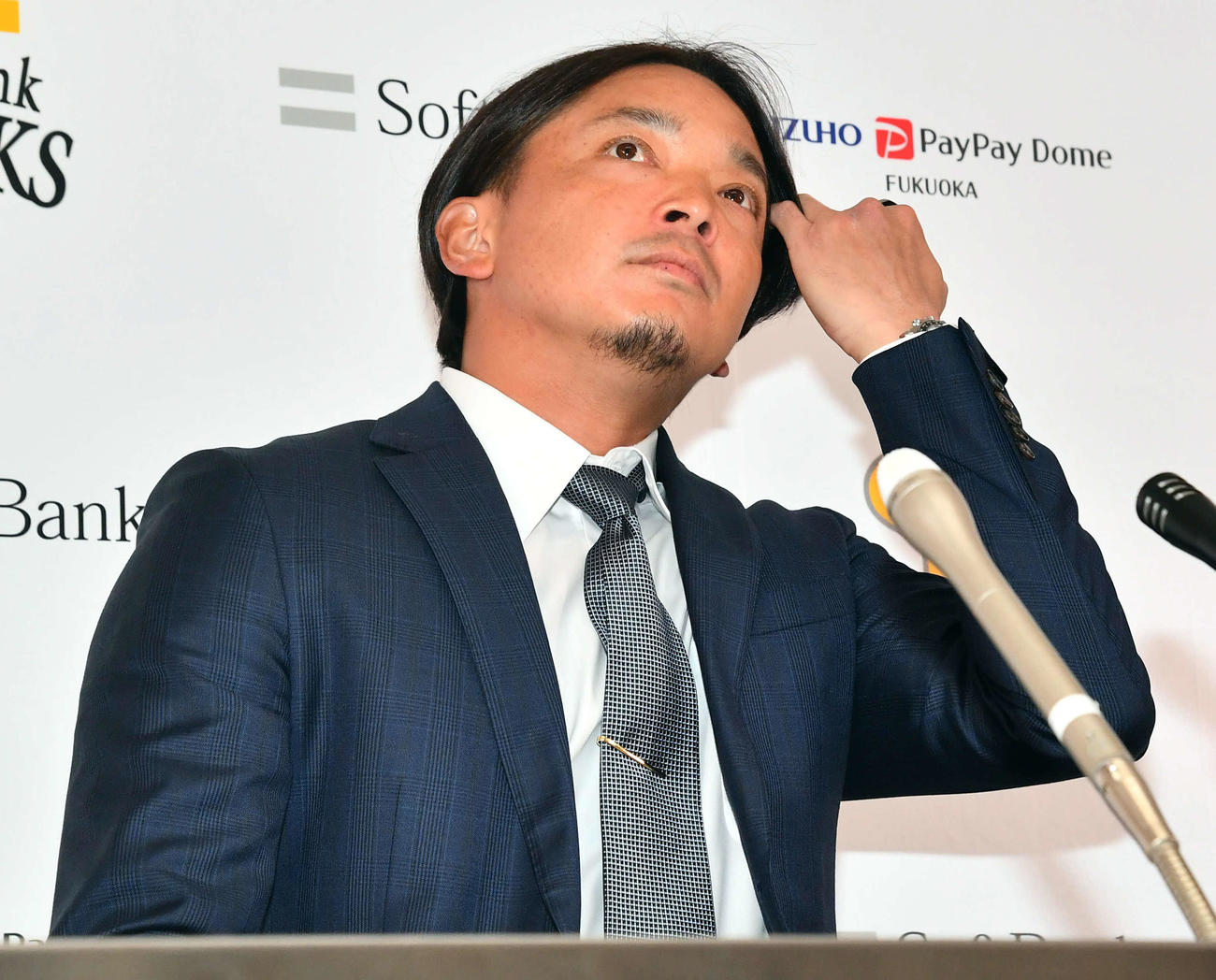 契約更改を終えて会見に臨む東浜（撮影・岩下翔太）