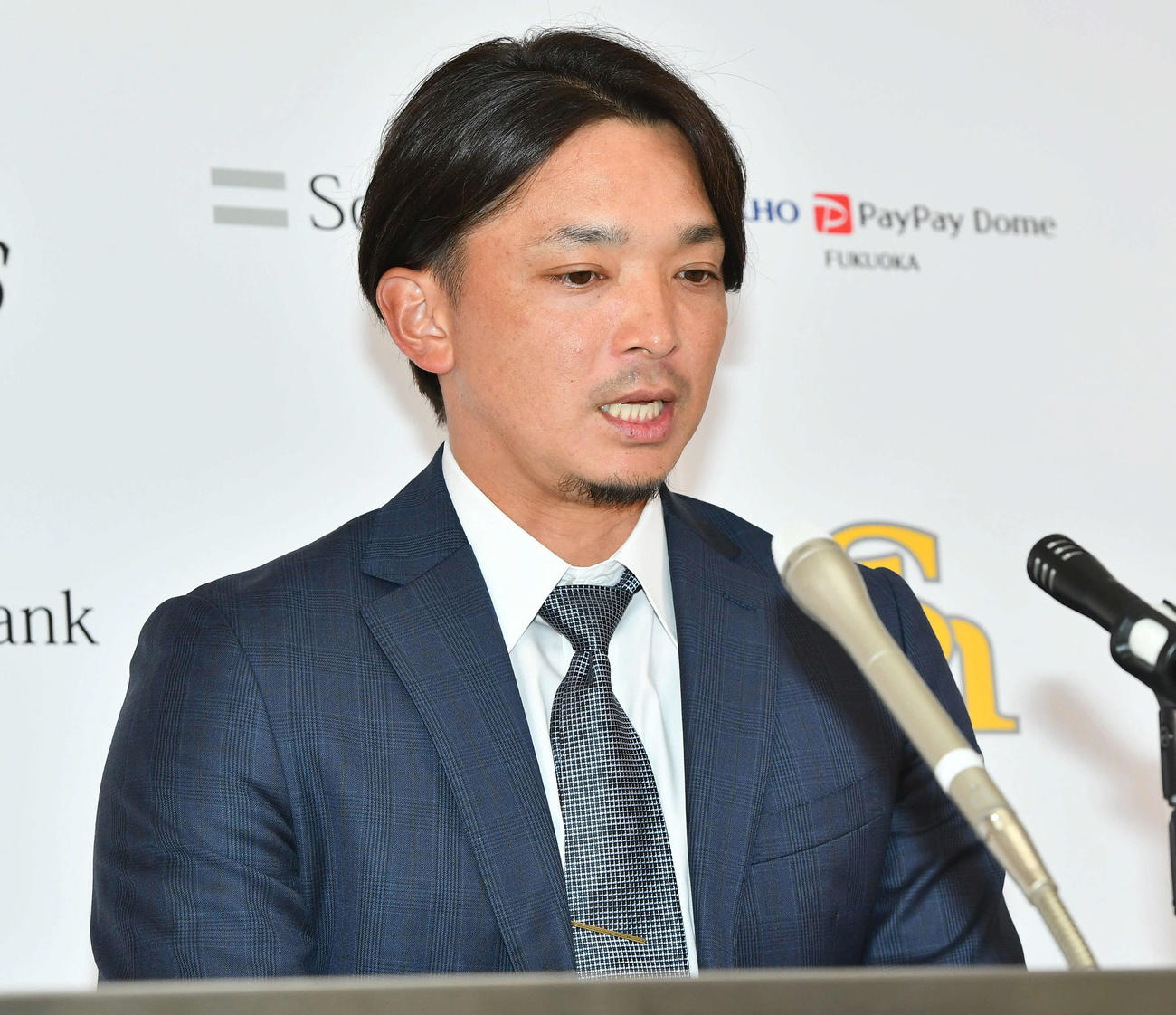 契約更改を終えて会見を行う東浜（撮影・岩下翔太）