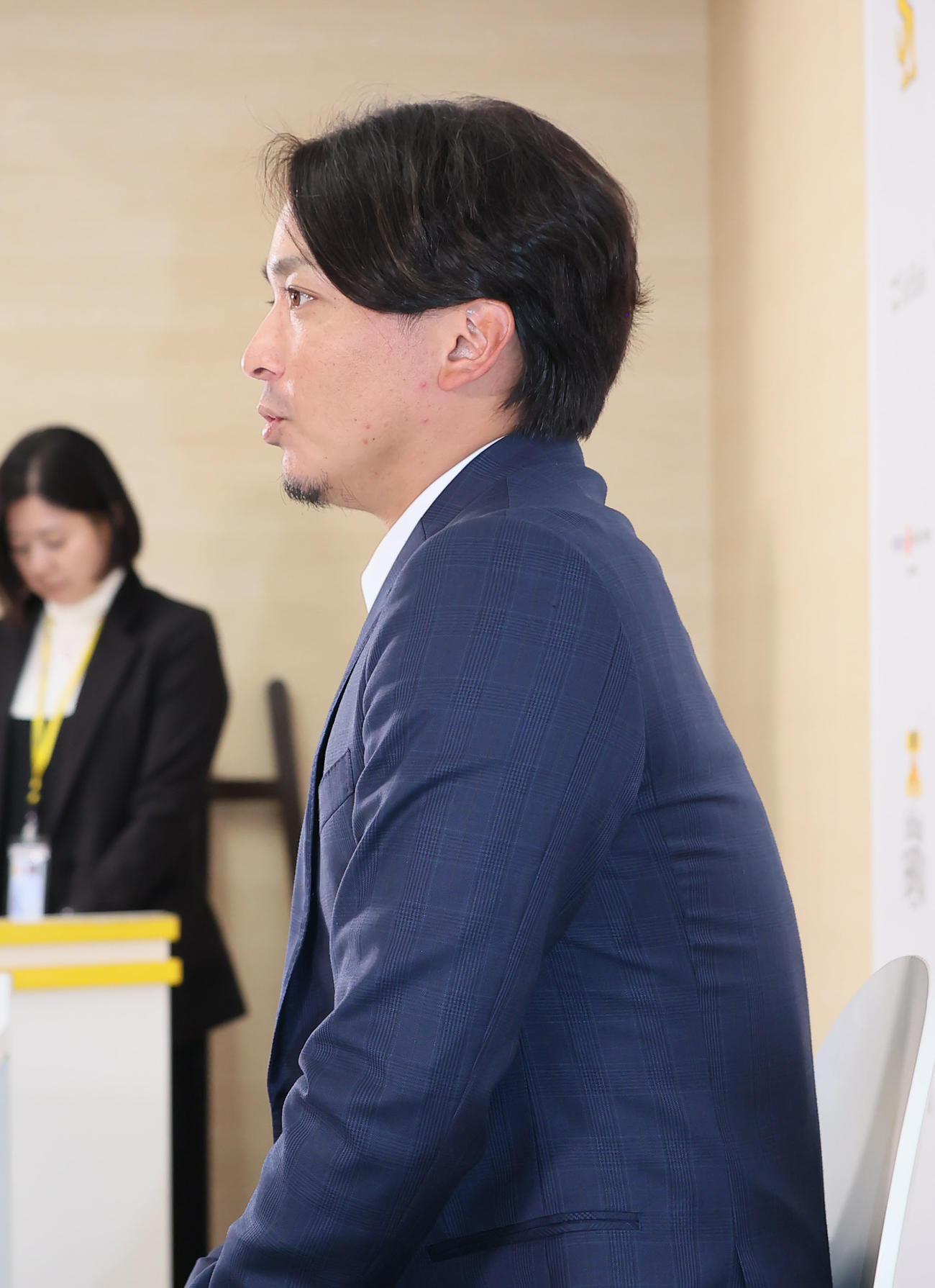 契約更改を終え会見に臨む東浜（撮影・鬼束羽瑠菜）