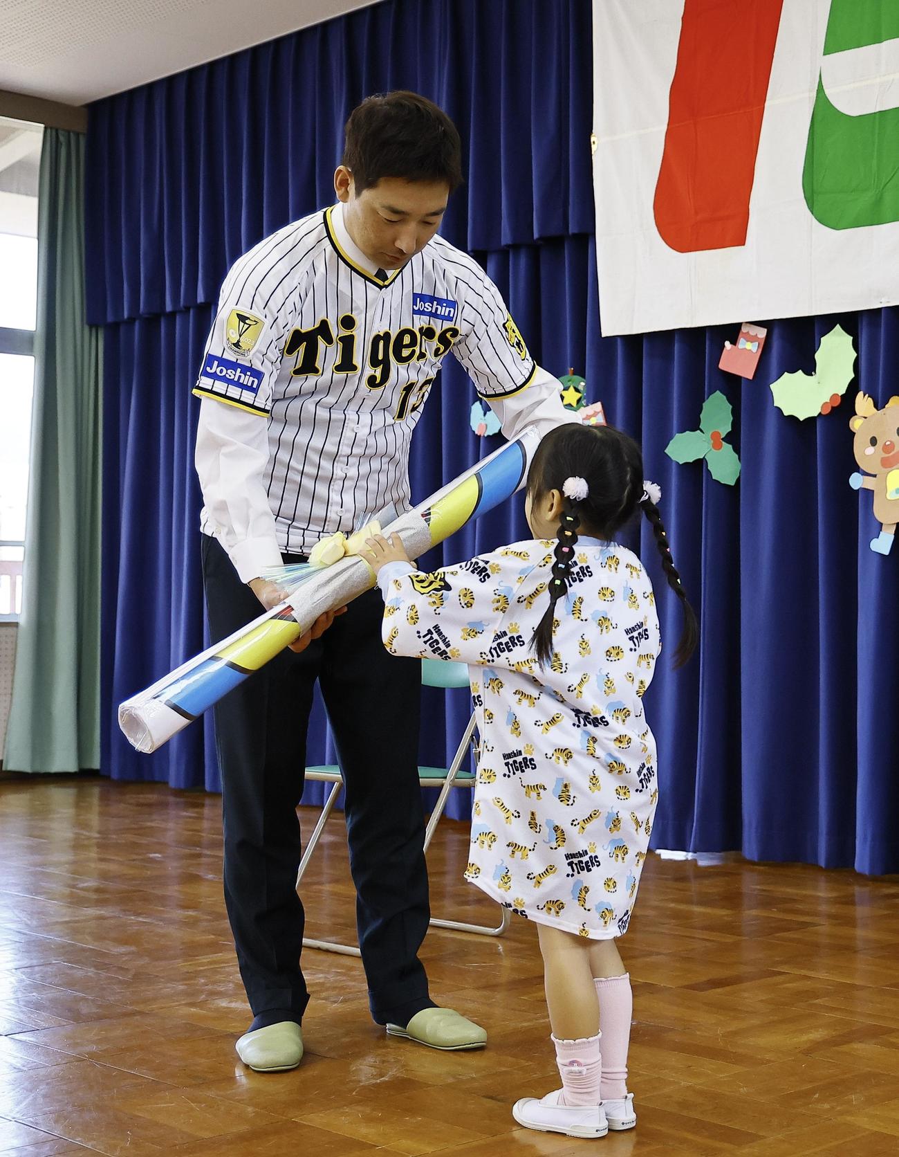 玩具を寄贈する阪神岩崎優（撮影・藤尾明華）＝2024年12月5日