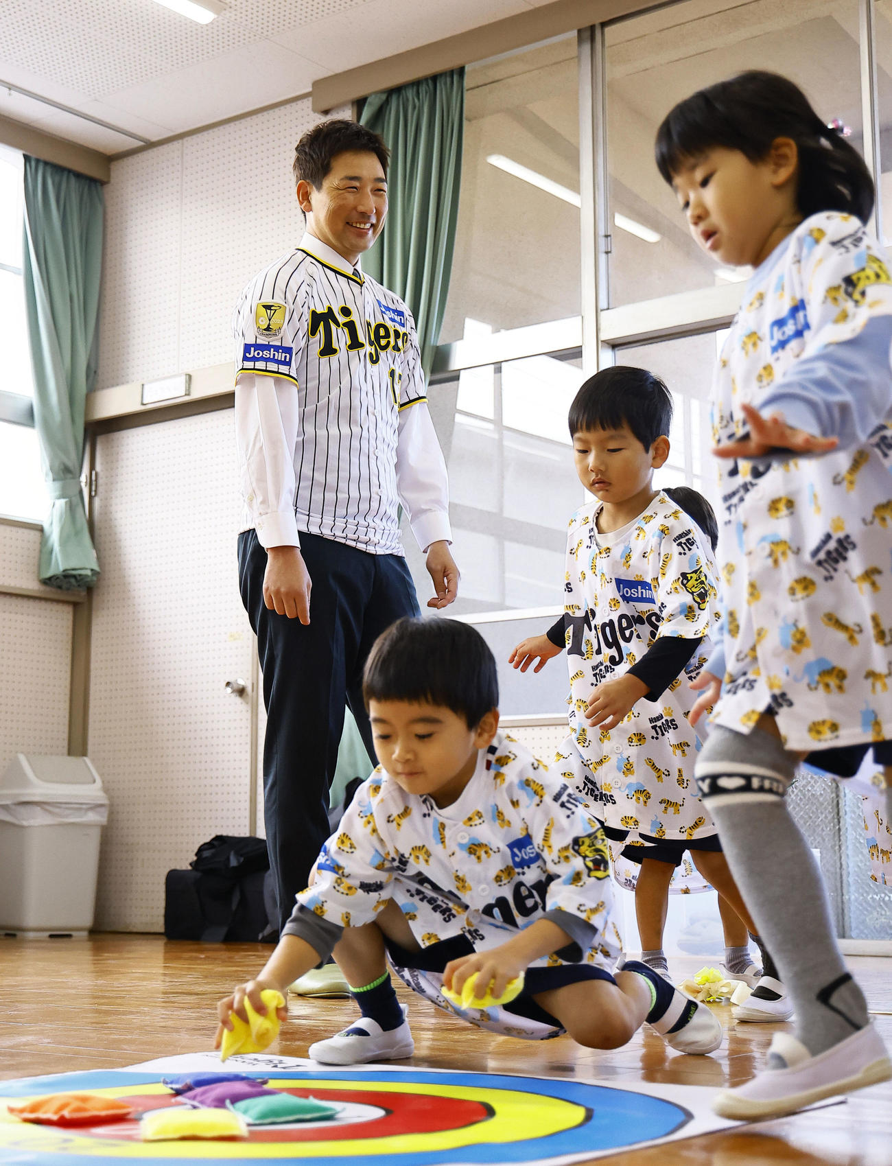 玩具を寄贈し、子どもたちと一緒に遊ぶ阪神岩崎（撮影・藤尾明華）