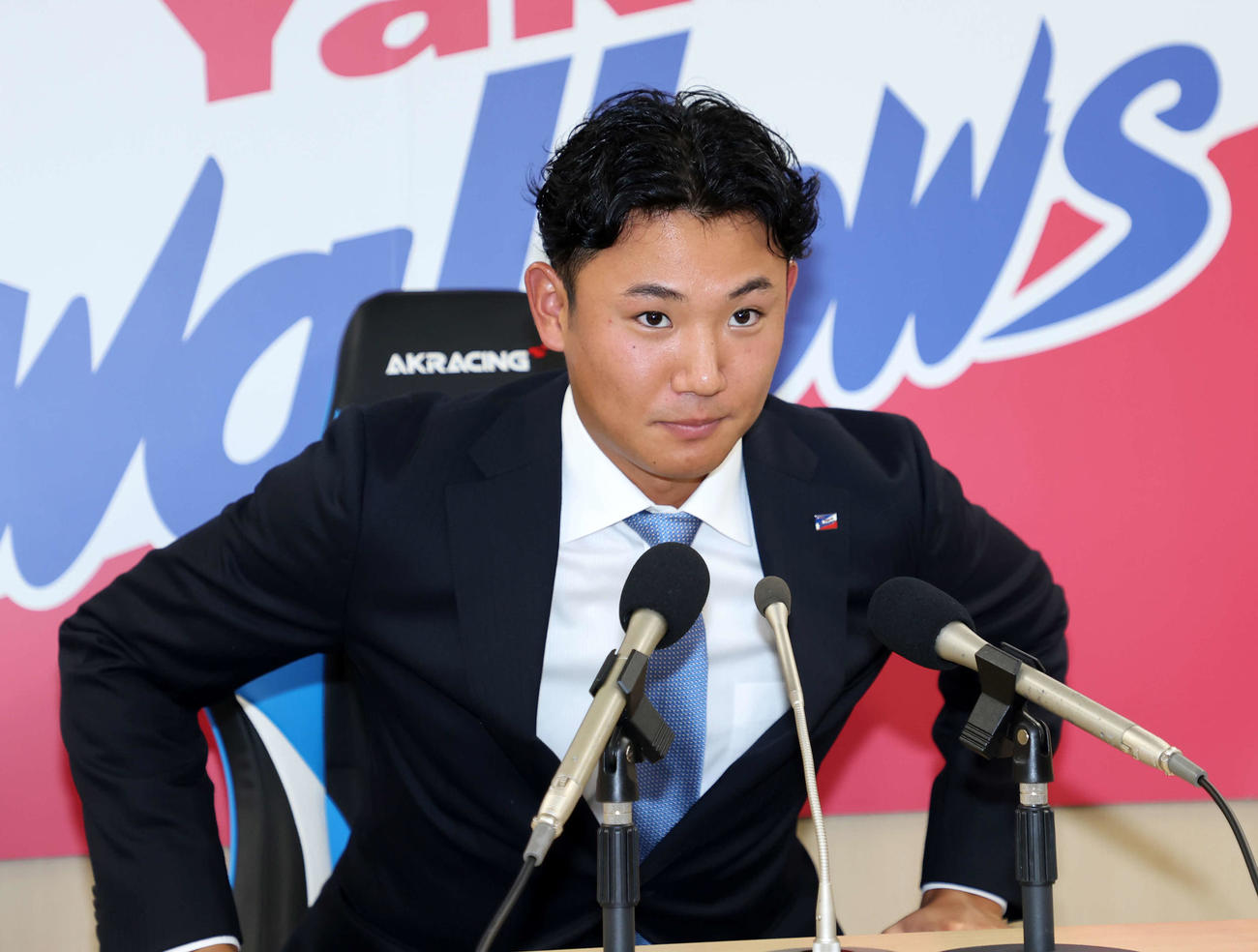 契約更改を終え会見に臨むヤクルト奥川（撮影・鈴木正人）