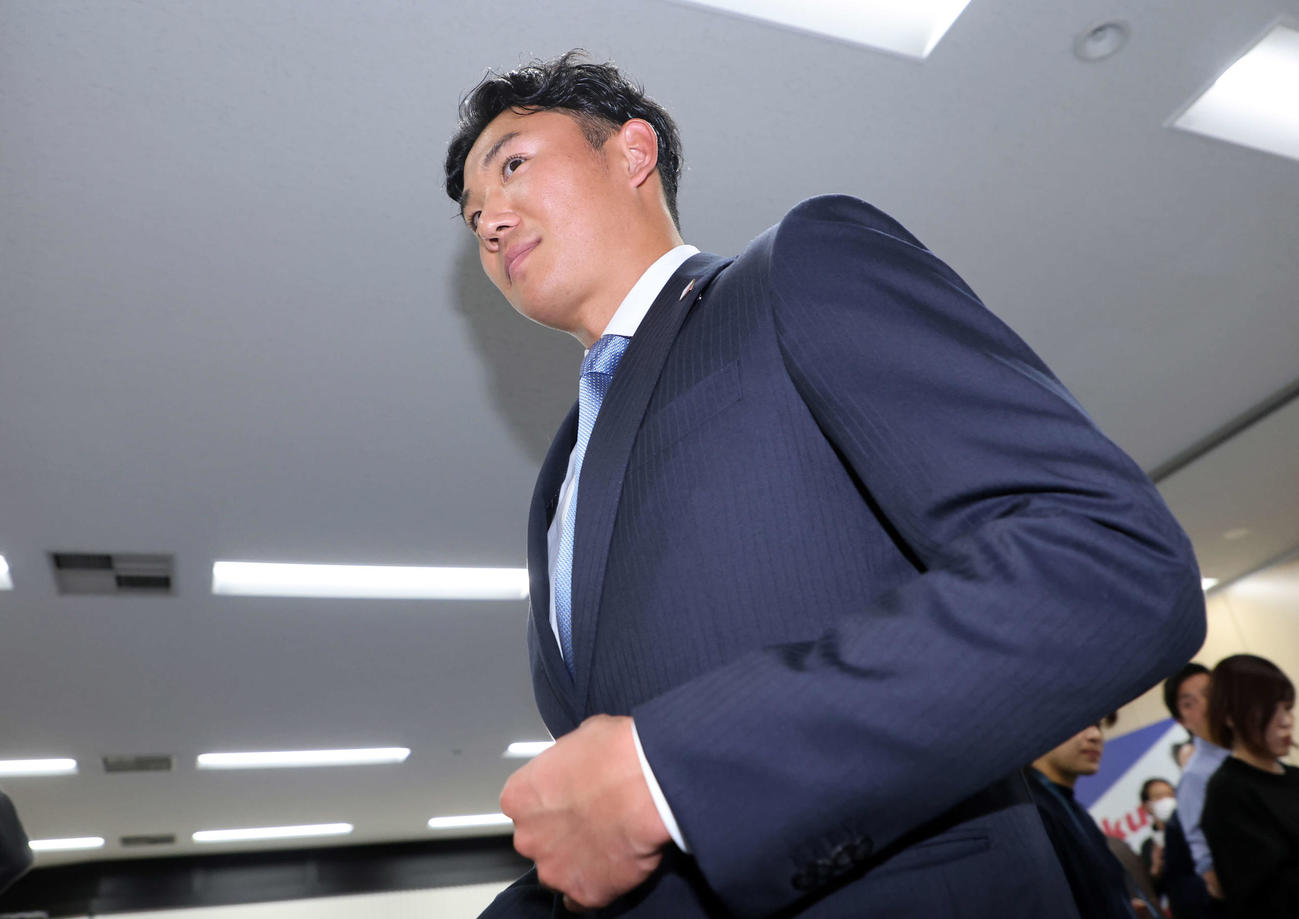 会見を終え引き揚げるヤクルト奥川（撮影・鈴木正人）