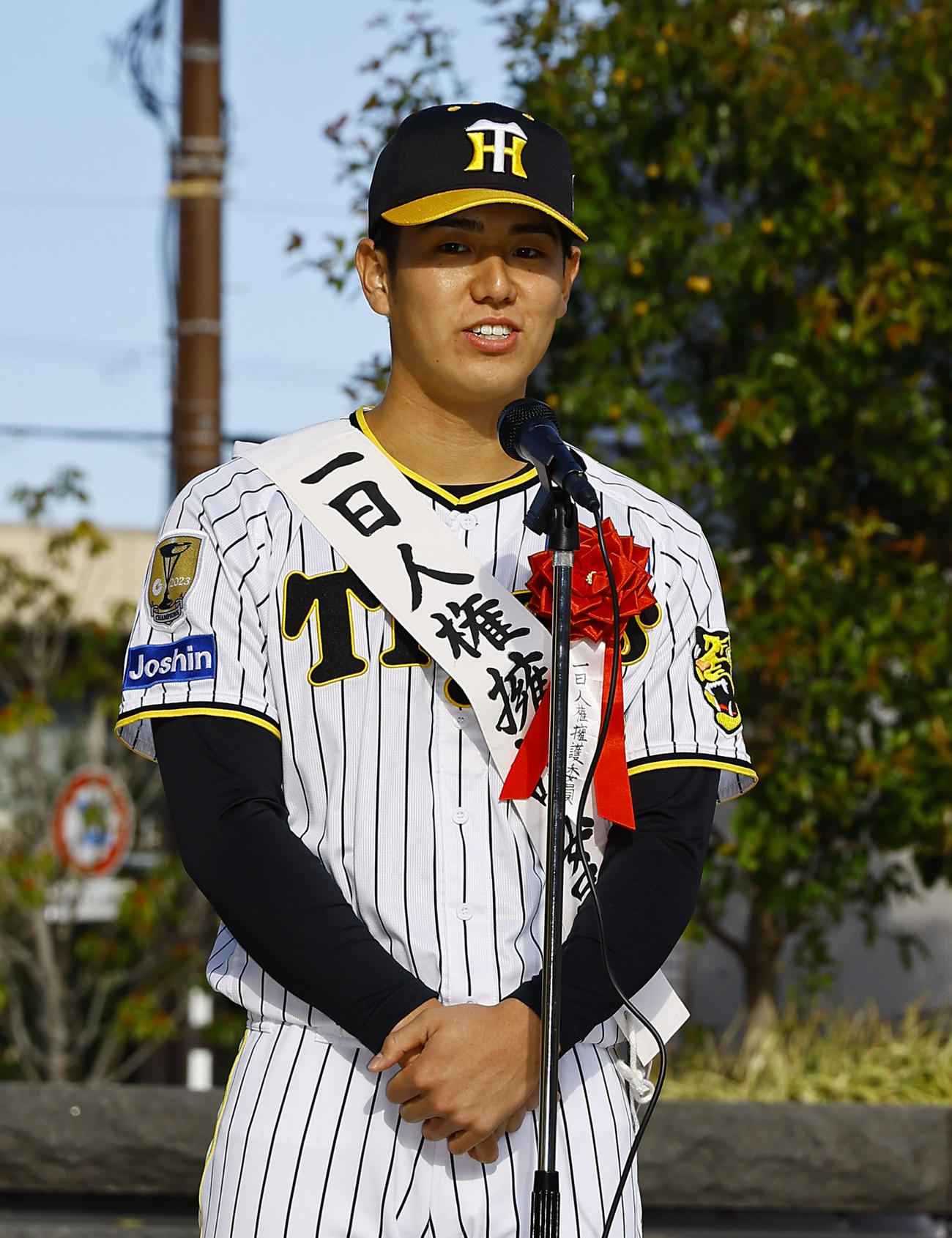 1日人権擁護委員を務めた阪神石黒（撮影・藤尾明華）