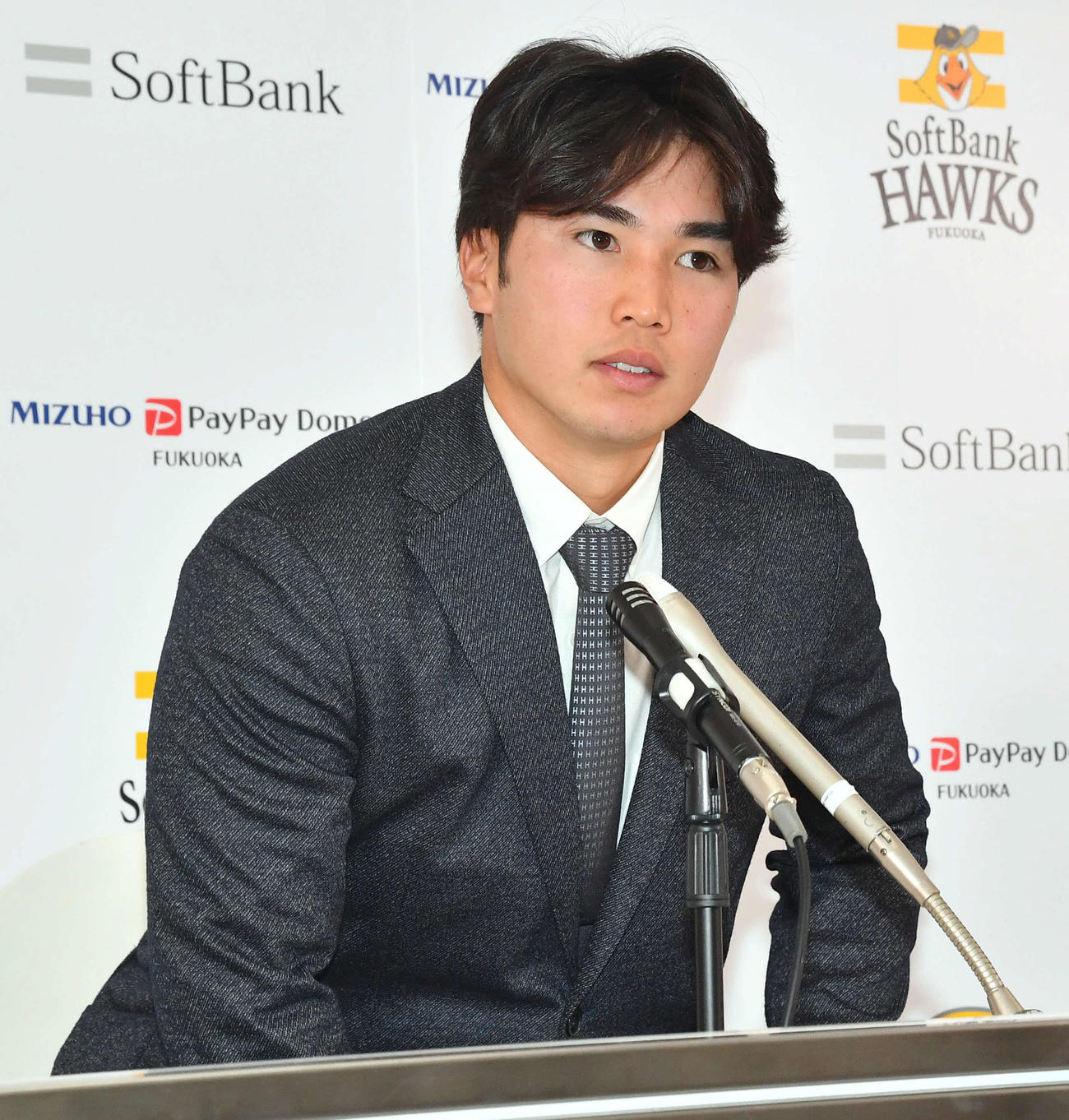 契約更改を終えて会見の席につく広瀬（撮影・岩下翔太）