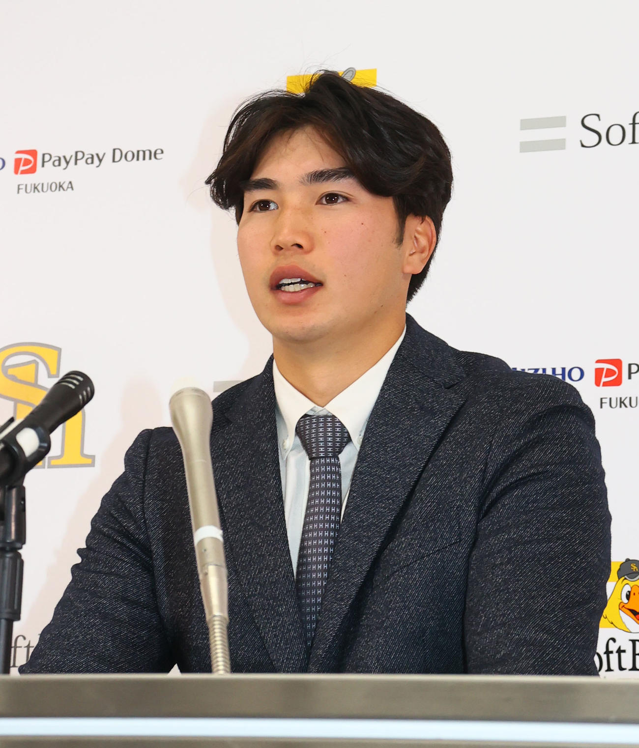 契約更改を終え会見に臨む広瀬（撮影・鬼束羽瑠菜）