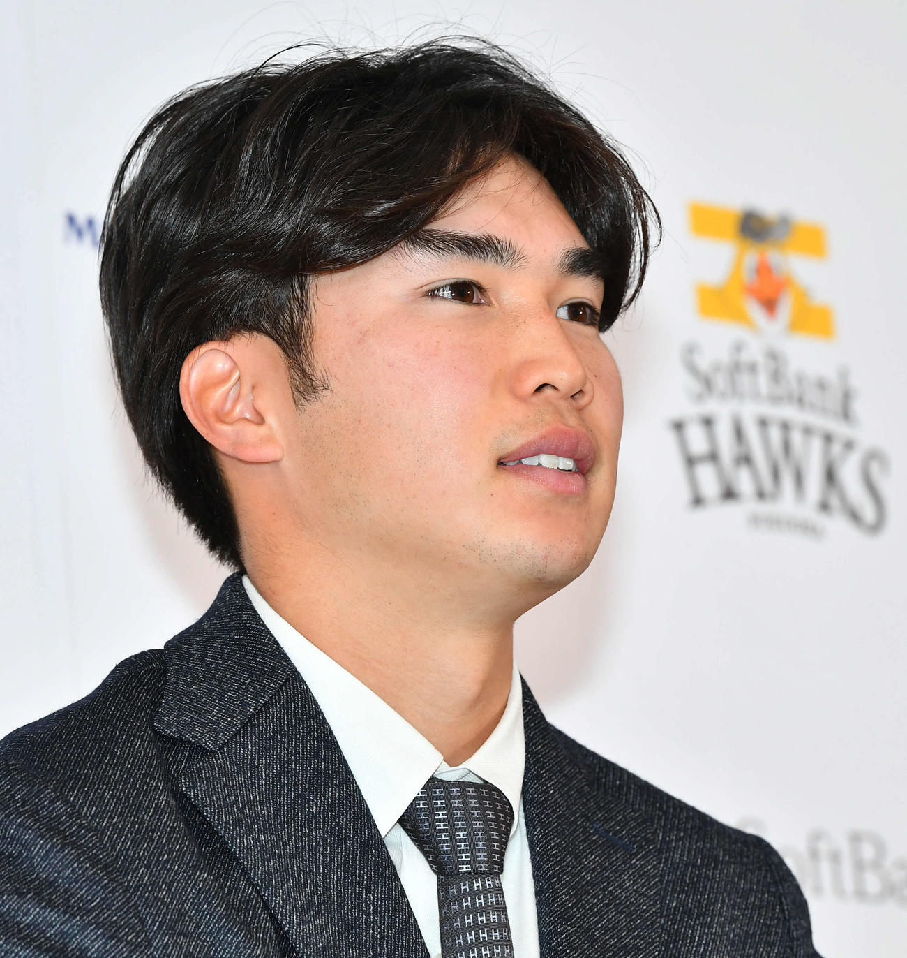 契約更改を終えて会見を行う広瀬（撮影・岩下翔太）