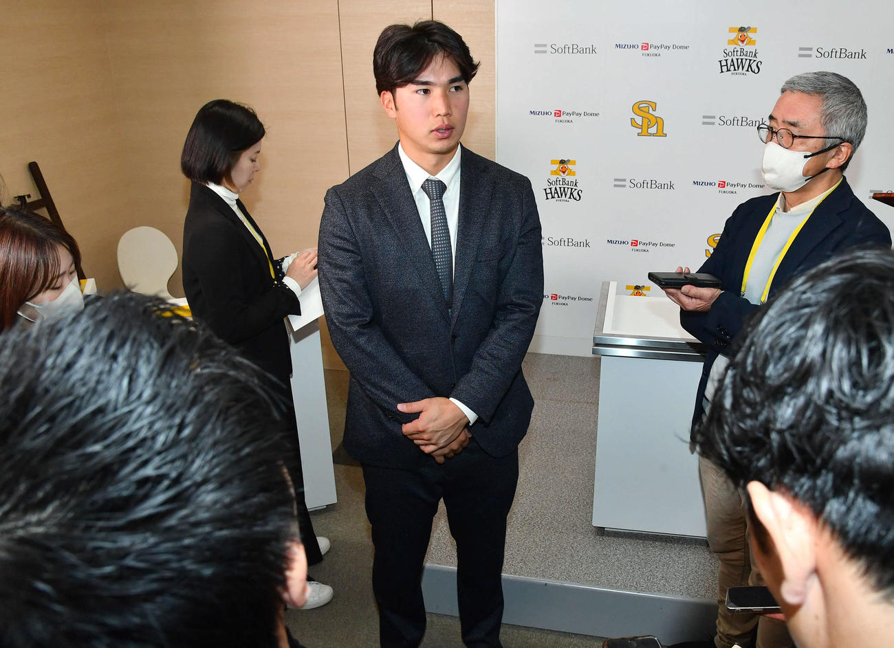 契約更改を終えて囲み取材を受ける広瀬（撮影・岩下翔太）